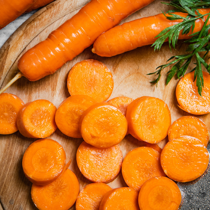 zdjęcie obranych i krojonych marchewek