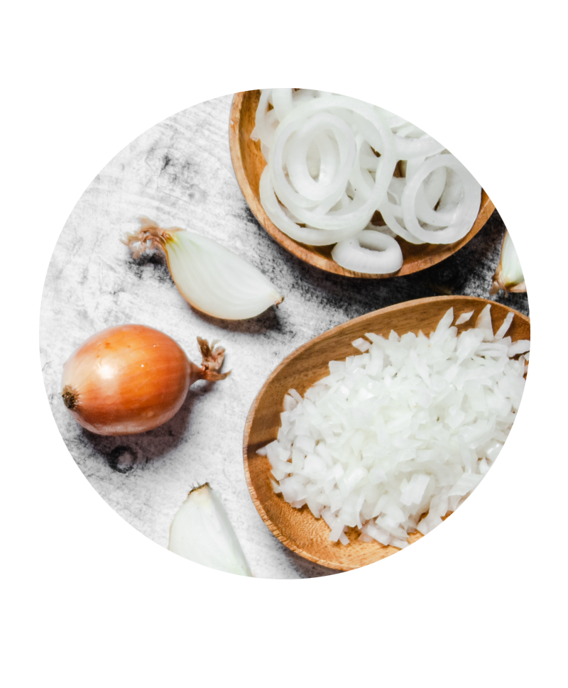 zdjęcie obranych krojonych i siekanych cebul